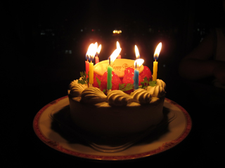 バースデーケーキ ローソク付き １の写真 無料で使える 誕生日のフリー素材 商用利用 加工可 Happy Birthday Project