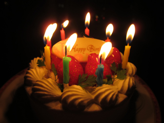 バースデーケーキ ローソク付き の写真 ２ 無料で使える 誕生日のフリー素材 商用利用 加工可 Happy Birthday Project