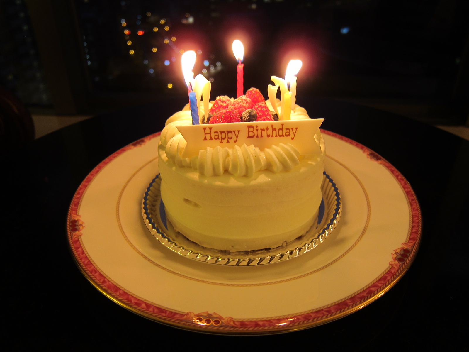バースデーケーキ 消灯 ２ ホテル室内と夜景の写真 無料で使える 誕生日のフリー素材 商用利用 加工可 Happy Birthday Project