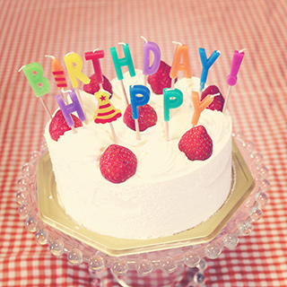苺のバースデーケーキ Happy Birthdayの文字のキャンドル 無料で使える 誕生日のフリー素材 商用利用 加工可 Happy Birthday Project