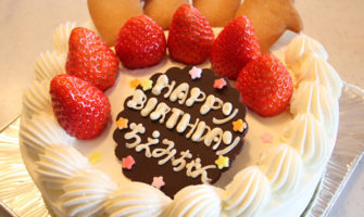バースデーケーキのメッセージプレートに仕込む誕生日サプライズ Happy Birthday Project