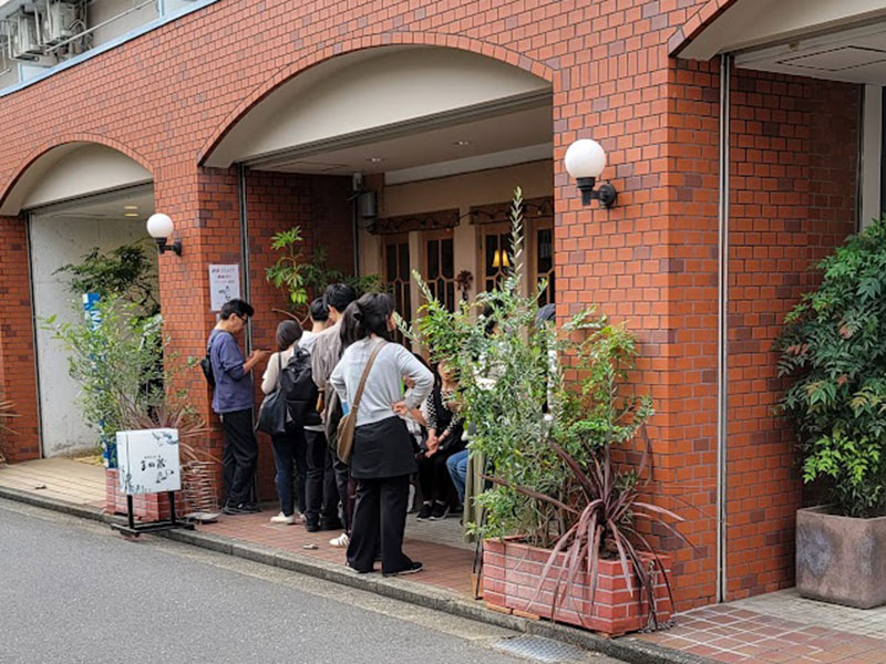 まめ蔵　休日の行列